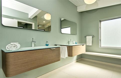 Spiegel met afgeronde hoeken in de badkamer