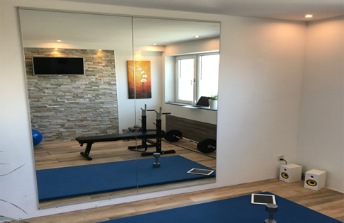 Thuisgym met 2 spiegels en spiegelprofiel